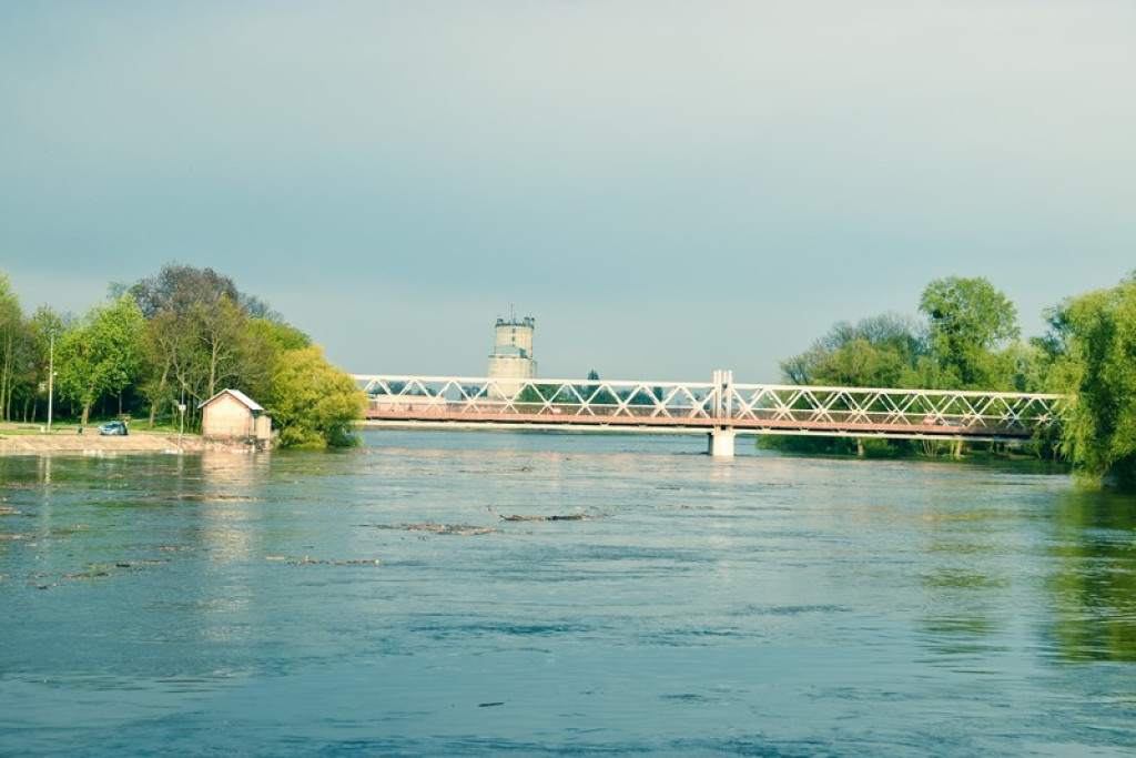 Stan ostrzegawczy z tendencją rosnącą na Odrze w Brzegu
