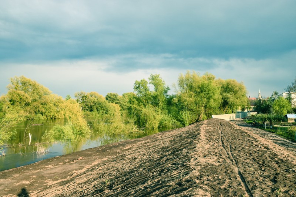 Stan ostrzegawczy z tendencją rosnącą na Odrze w Brzegu