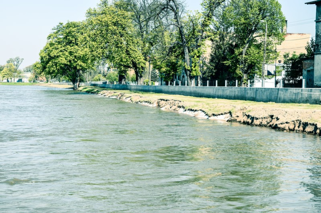 Przez Brzeg przechodzi fala wezbraniowa. Woda może spowodować straty finansowe