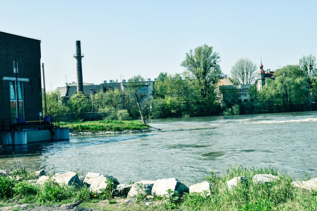 Przez Brzeg przechodzi fala wezbraniowa. Woda może spowodować straty finansowe