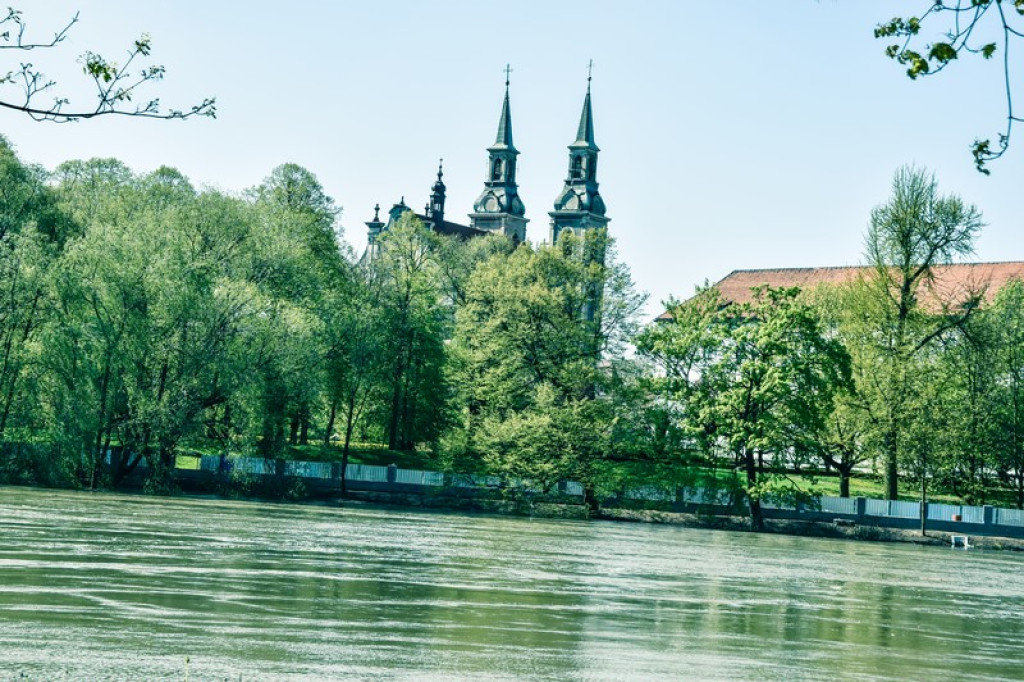 Przez Brzeg przechodzi fala wezbraniowa. Woda może spowodować straty finansowe