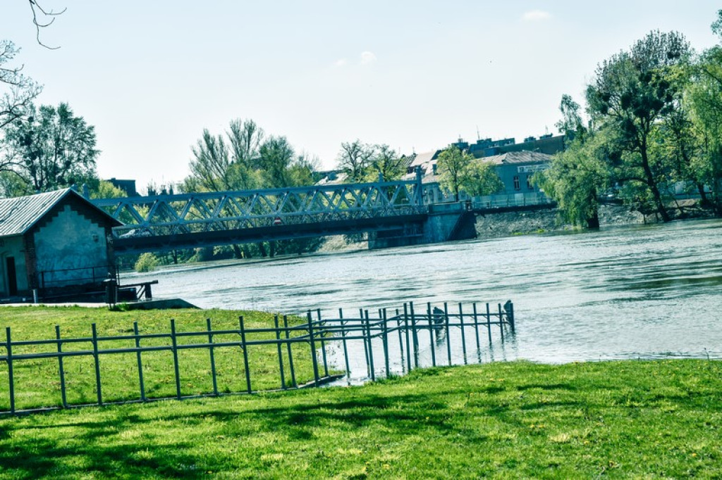 Przez Brzeg przechodzi fala wezbraniowa. Woda może spowodować straty finansowe