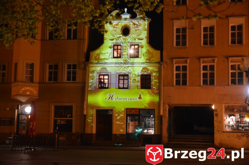 Dni Księstwa Brzeskiego 2017. Pomagamy Sandrze Borcuch - Iluminacja kamienicy przy ulicy Długiej. [Foto i video]