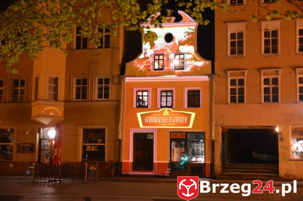 Dni Księstwa Brzeskiego 2017. Pomagamy Sandrze Borcuch - Iluminacja kamienicy przy ulicy Długiej. [Foto i video]
