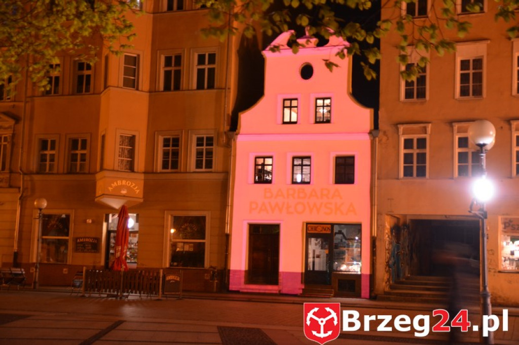 Dni Księstwa Brzeskiego 2017. Pomagamy Sandrze Borcuch - Iluminacja kamienicy przy ulicy Długiej. [Foto i video]