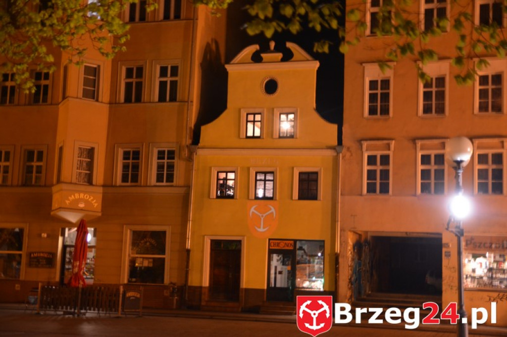 Dni Księstwa Brzeskiego 2017. Pomagamy Sandrze Borcuch - Iluminacja kamienicy przy ulicy Długiej. [Foto i video]
