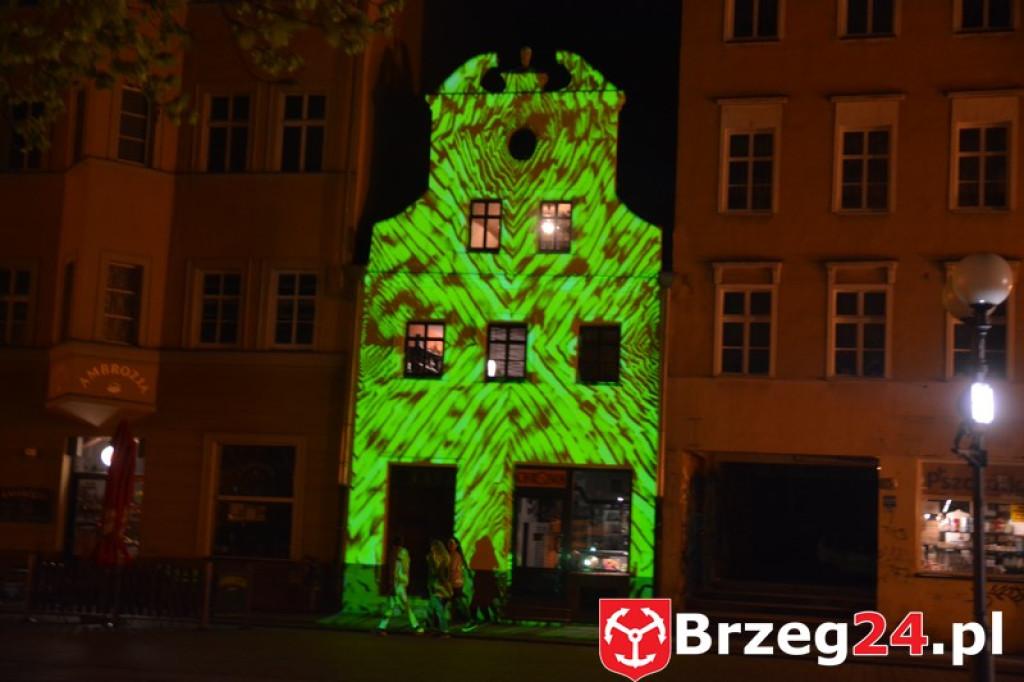 Dni Księstwa Brzeskiego 2017. Pomagamy Sandrze Borcuch - Iluminacja kamienicy przy ulicy Długiej. [Foto i video]