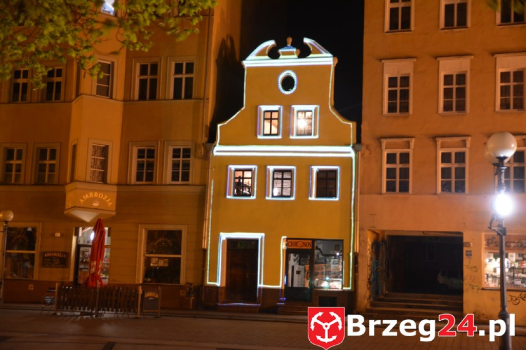 Dni Księstwa Brzeskiego 2017. Pomagamy Sandrze Borcuch - Iluminacja kamienicy przy ulicy Długiej. [Foto i video]