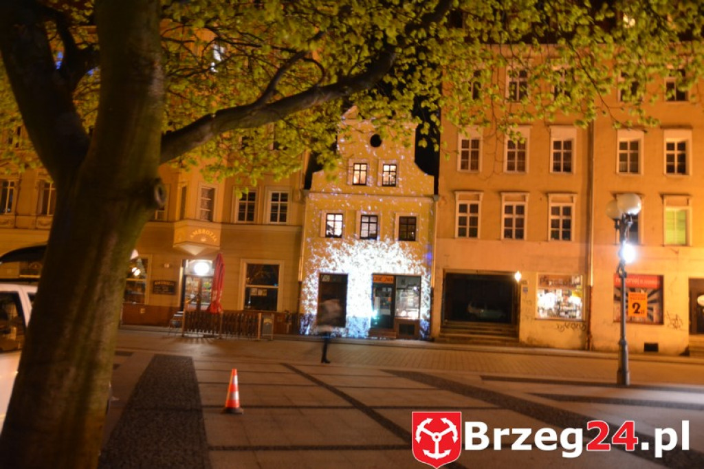 Dni Księstwa Brzeskiego 2017. Pomagamy Sandrze Borcuch - Iluminacja kamienicy przy ulicy Długiej. [Foto i video]