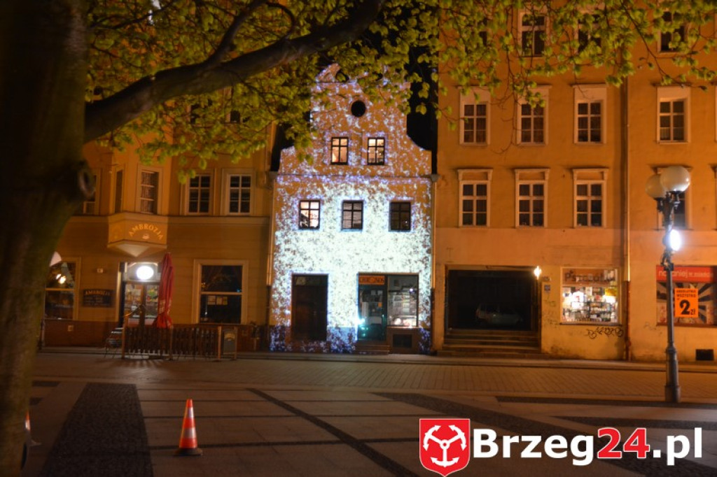 Dni Księstwa Brzeskiego 2017. Pomagamy Sandrze Borcuch - Iluminacja kamienicy przy ulicy Długiej. [Foto i video]