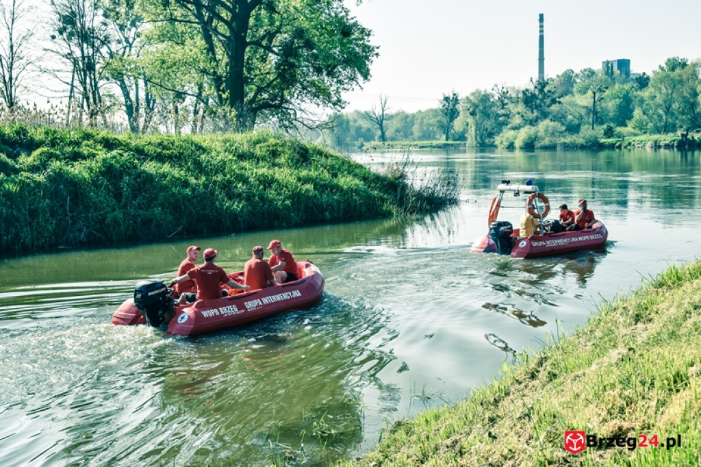 Wskoczył do Odry, by ratować koleżankę. Służby wznowiły poszukiwania na wodzie