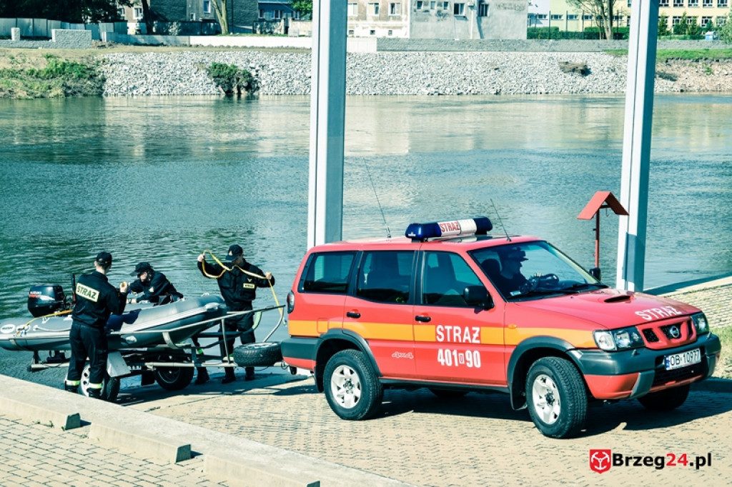 Wskoczył do Odry, by ratować koleżankę. Służby wznowiły poszukiwania na wodzie