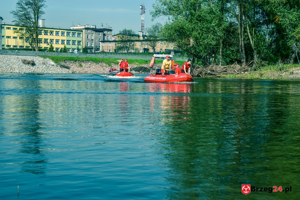 Wskoczył do Odry, by ratować koleżankę. Służby wznowiły poszukiwania na wodzie