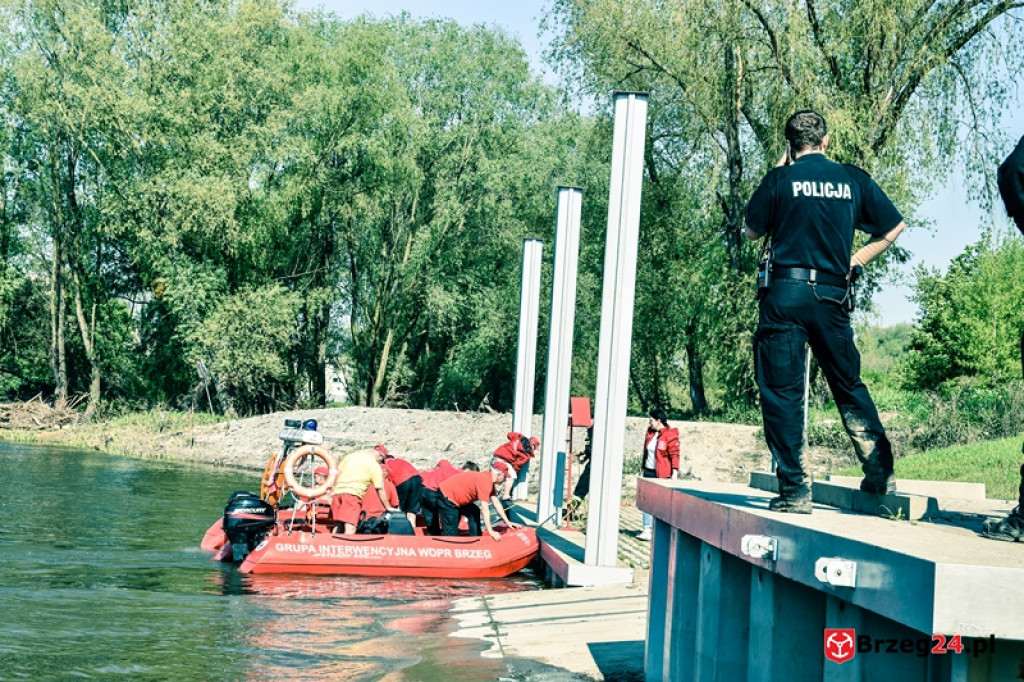 Wskoczył do Odry, by ratować koleżankę. Służby wznowiły poszukiwania na wodzie