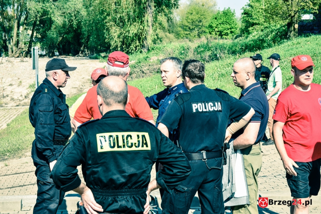 Wskoczył do Odry, by ratować koleżankę. Służby wznowiły poszukiwania na wodzie