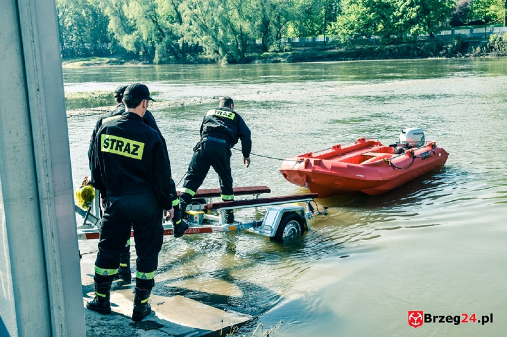 Wskoczył do Odry, by ratować koleżankę. Służby wznowiły poszukiwania na wodzie