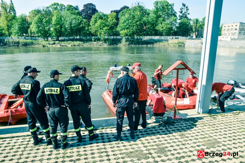 Wskoczył do Odry, by ratować koleżankę. Służby wznowiły poszukiwania na wodzie