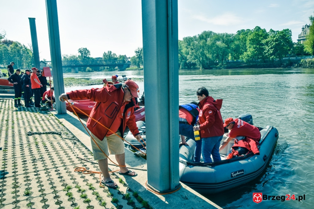 Wskoczył do Odry, by ratować koleżankę. Służby wznowiły poszukiwania na wodzie