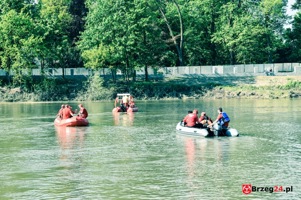 Wskoczył do Odry, by ratować koleżankę. Służby wznowiły poszukiwania na wodzie