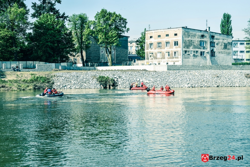 Wskoczył do Odry, by ratować koleżankę. Służby wznowiły poszukiwania na wodzie
