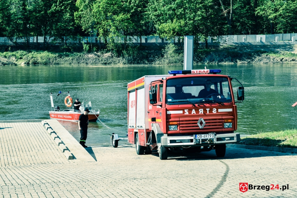 Wskoczył do Odry, by ratować koleżankę. Służby wznowiły poszukiwania na wodzie