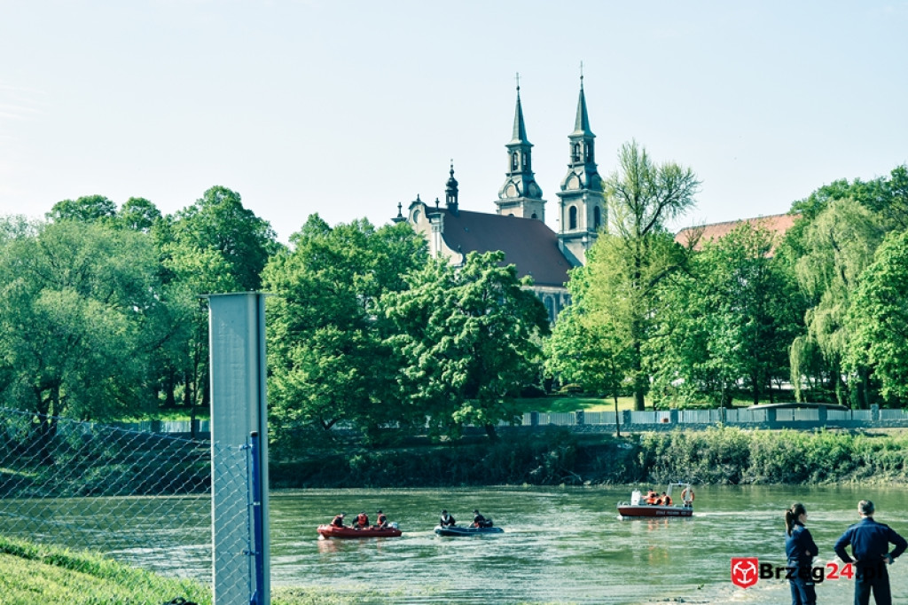 Wskoczył do Odry, by ratować koleżankę. Służby wznowiły poszukiwania na wodzie
