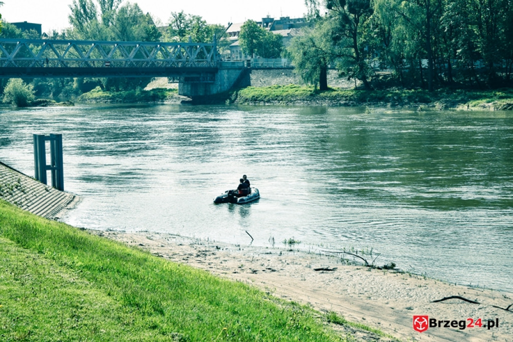 Wskoczył do Odry, by ratować koleżankę. Służby wznowiły poszukiwania na wodzie