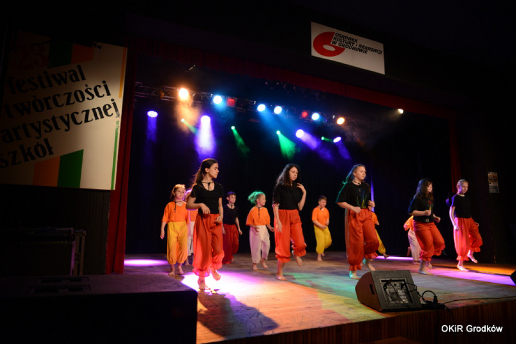 Powiatowy Festiwal Twórczości Artystycznej szkół w Grodkowie [fotorelacja]