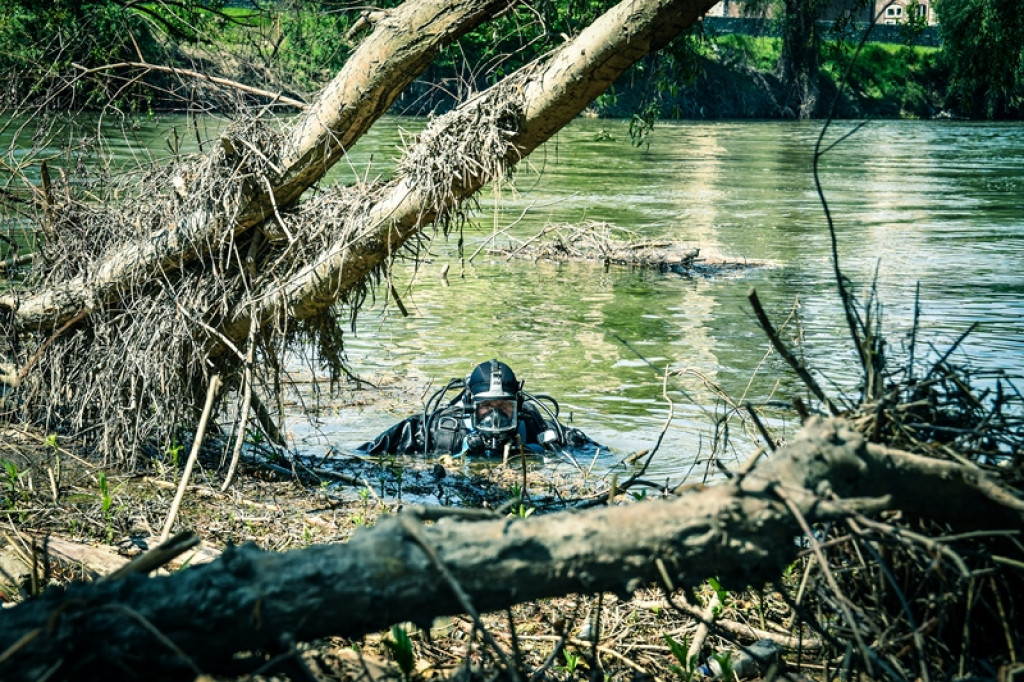 Płetwonurkowie przeczesują Odrę. Kolejny dzień poszukiwań 22-letniego Damiana