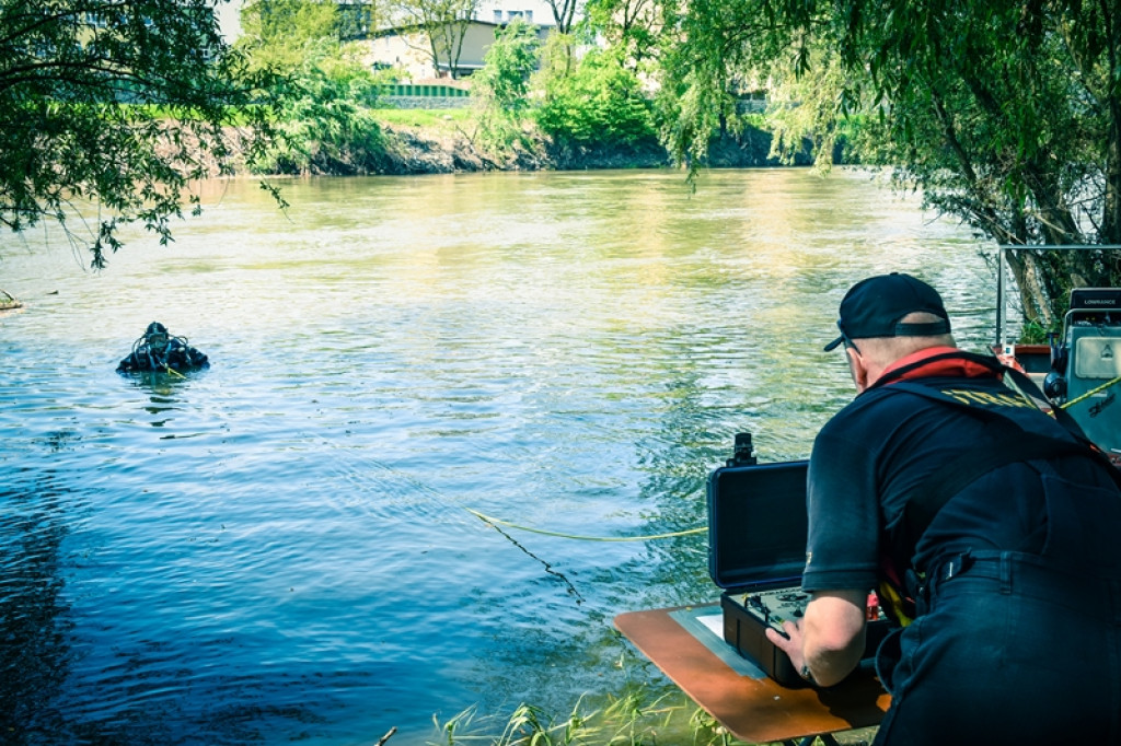 Płetwonurkowie przeczesują Odrę. Kolejny dzień poszukiwań 22-letniego Damiana