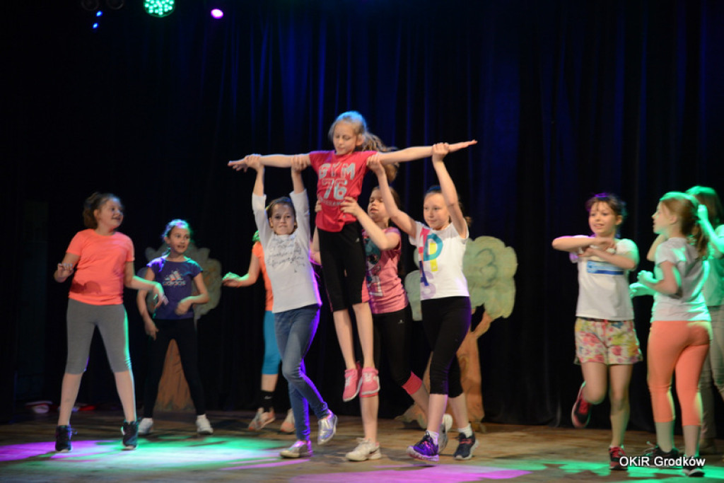 Powiatowy Festiwal Twórczości Artystycznej szkół w Grodkowie [fotorelacja]