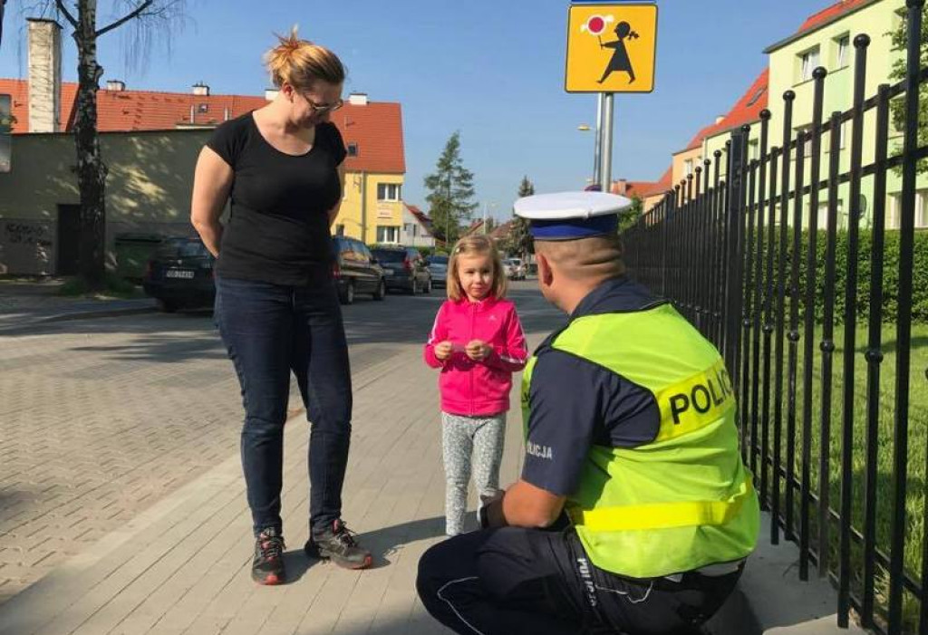 Policjanci rozmawiali z dziećmi i rodzicami o bezpiecznej podróży