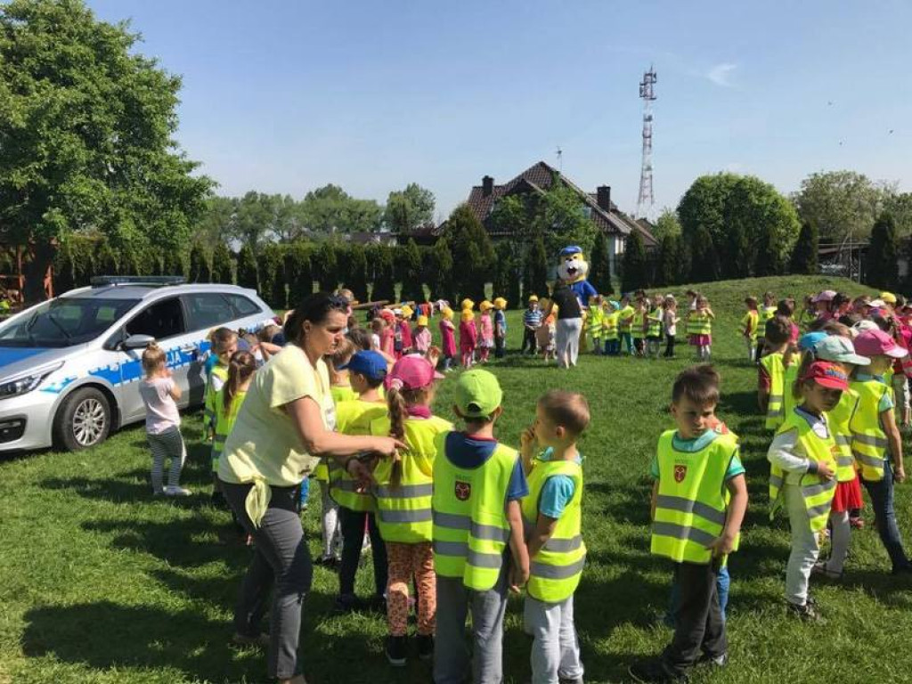 Policjanci rozmawiali z dziećmi i rodzicami o bezpiecznej podróży