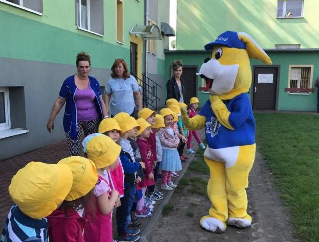 Policjanci rozmawiali z dziećmi i rodzicami o bezpiecznej podróży