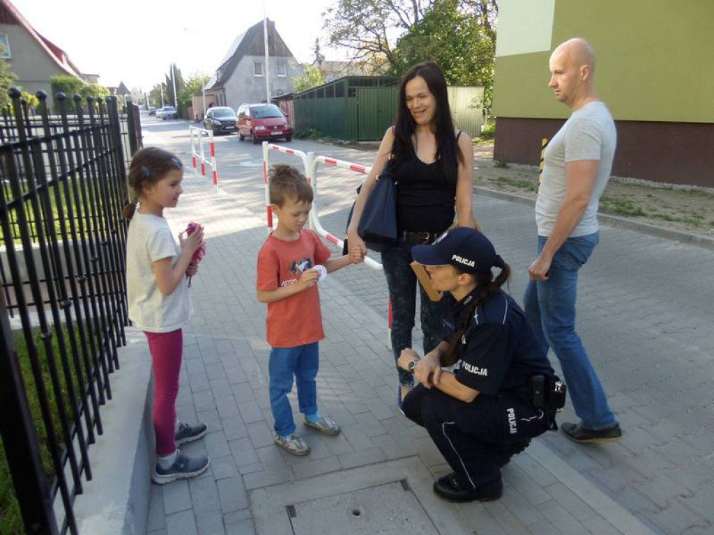 Policjanci rozmawiali z dziećmi i rodzicami o bezpiecznej podróży