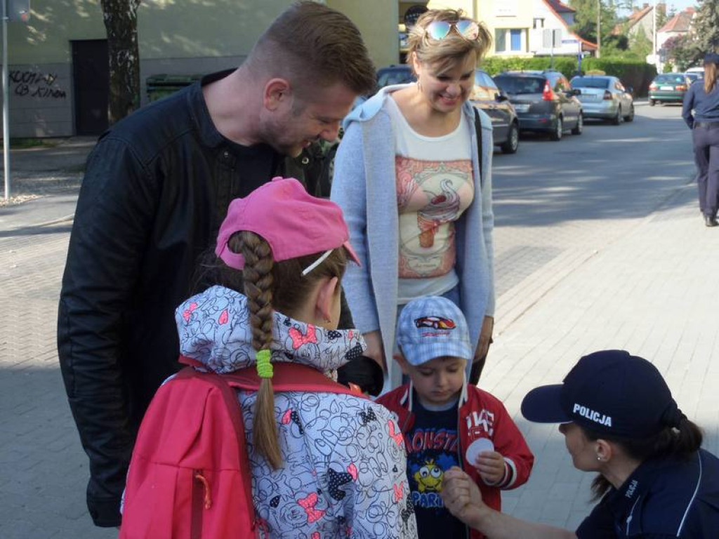 Policjanci rozmawiali z dziećmi i rodzicami o bezpiecznej podróży