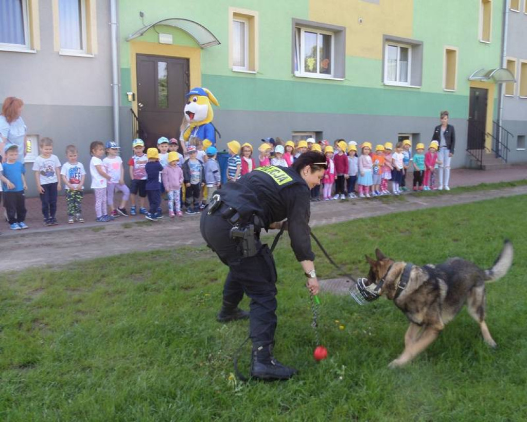 Policjanci rozmawiali z dziećmi i rodzicami o bezpiecznej podróży