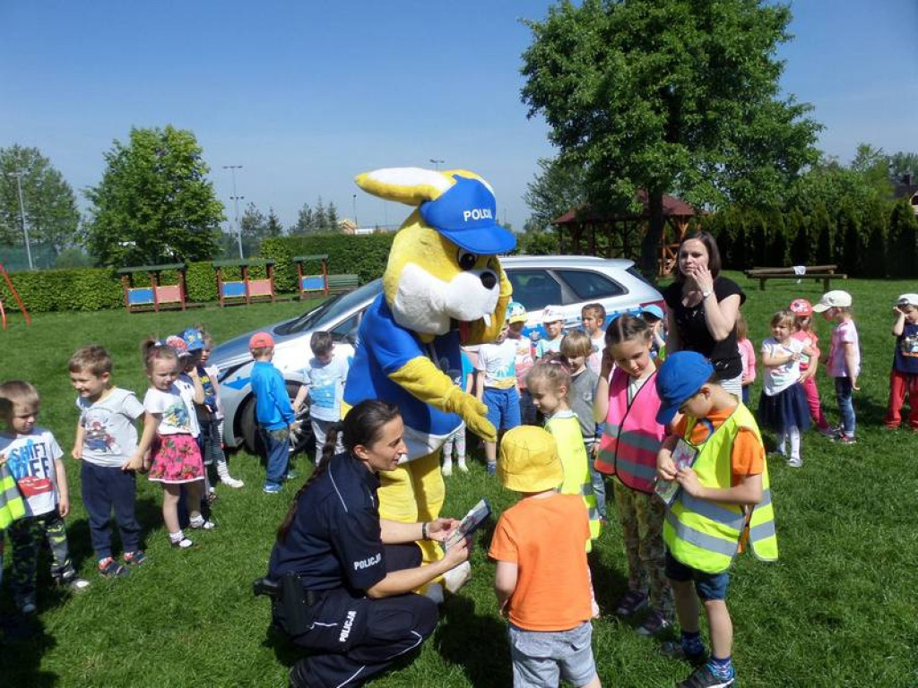 Policjanci rozmawiali z dziećmi i rodzicami o bezpiecznej podróży