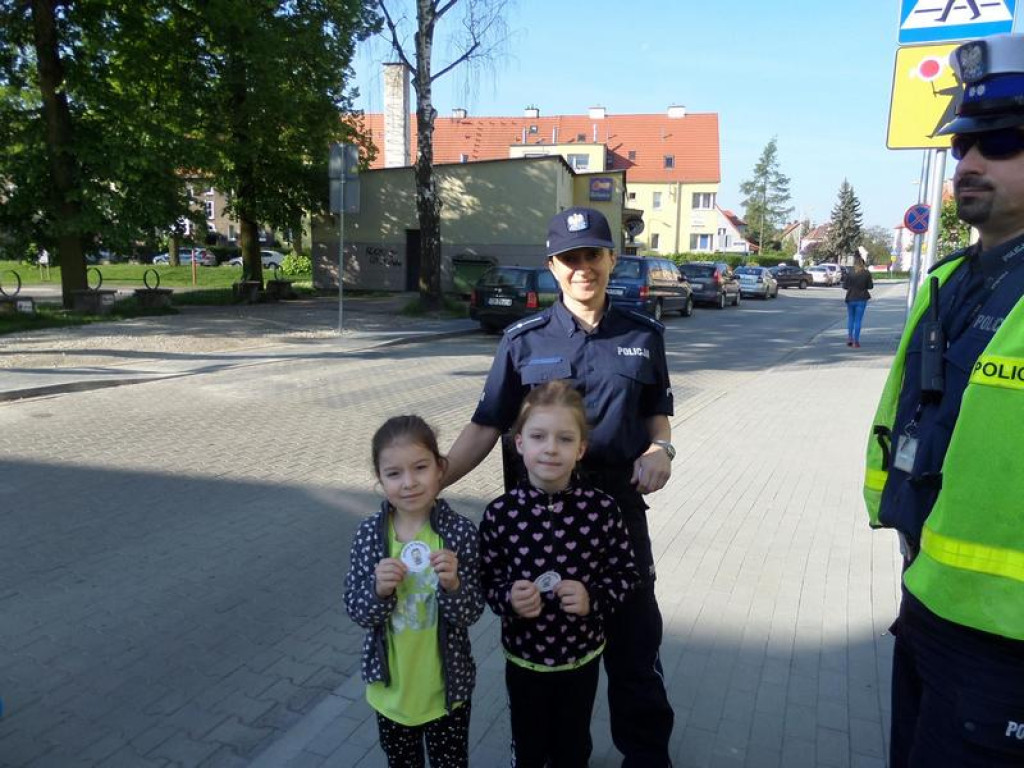 Policjanci rozmawiali z dziećmi i rodzicami o bezpiecznej podróży