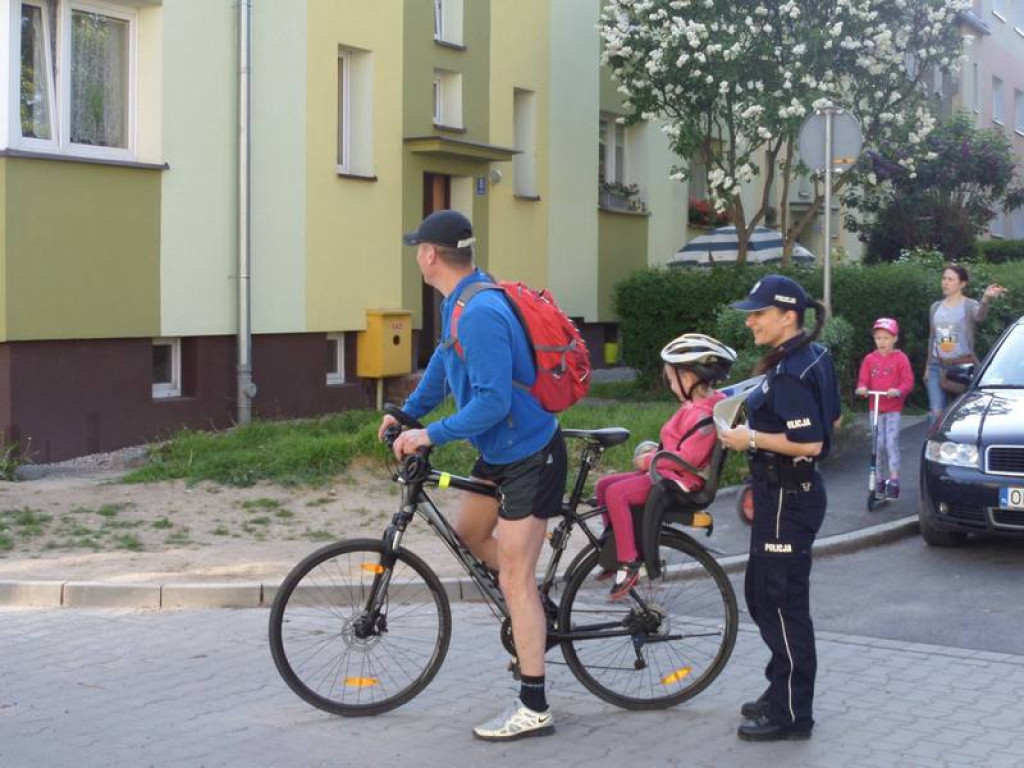 Policjanci rozmawiali z dziećmi i rodzicami o bezpiecznej podróży