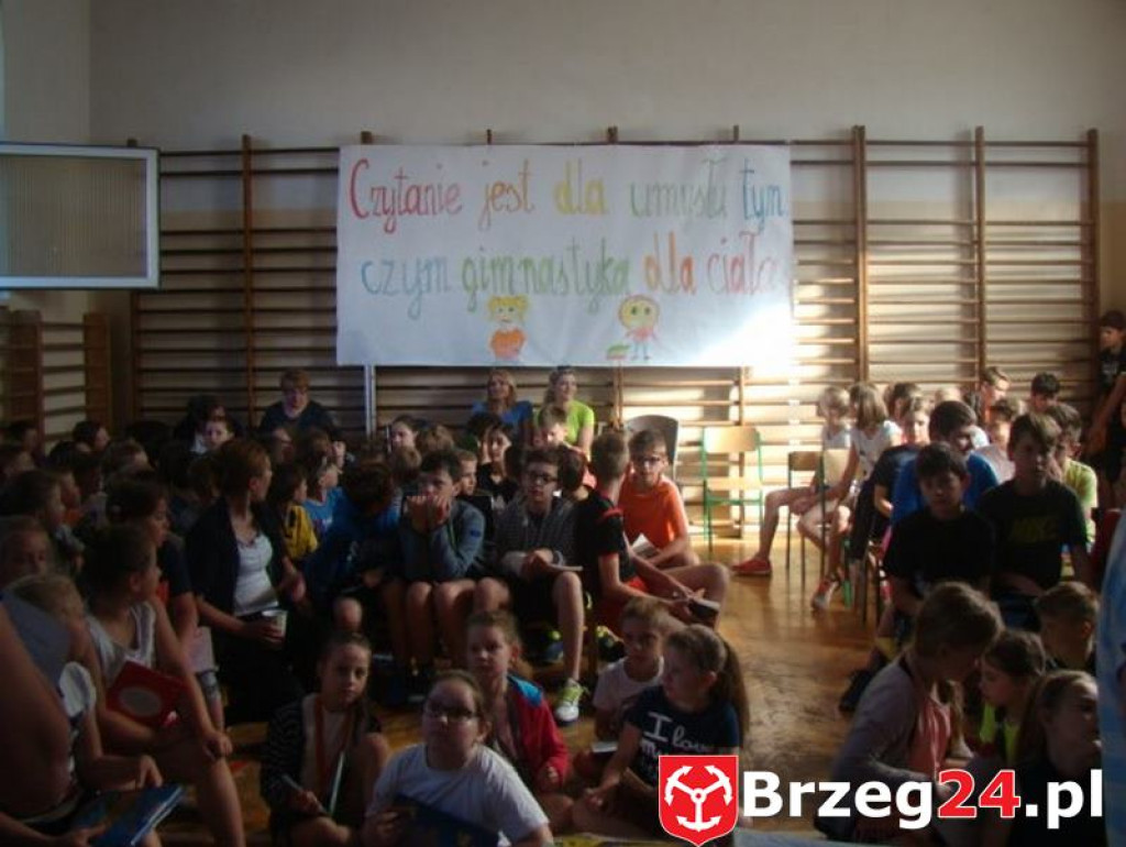 UCZNIOWIE Z PSP W ŁOSIOWIE BILI REKORD W CZYTANIU