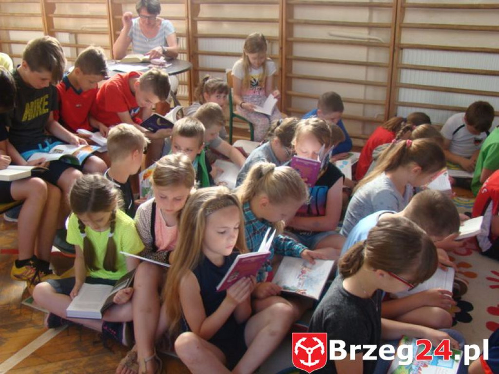 UCZNIOWIE Z PSP W ŁOSIOWIE BILI REKORD W CZYTANIU