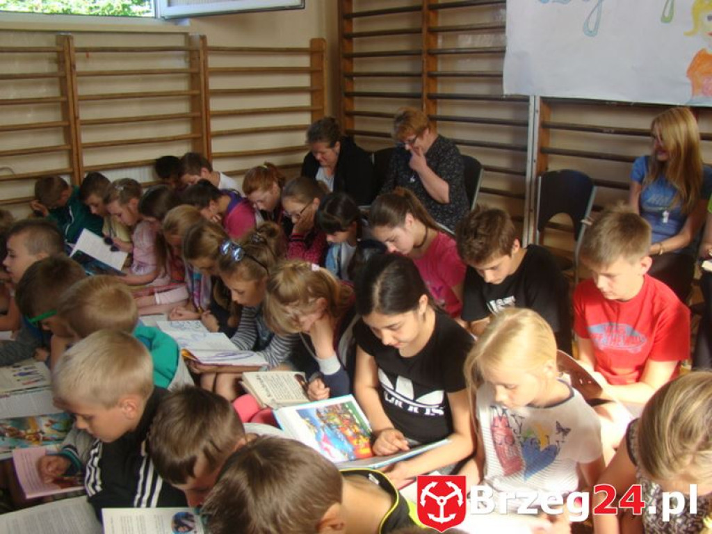 UCZNIOWIE Z PSP W ŁOSIOWIE BILI REKORD W CZYTANIU
