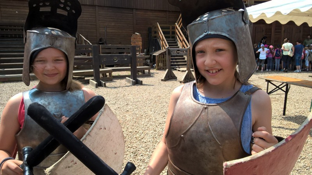 Klasy czwarte z ÓSEMKI w średniowiecznym Grodzie Rycerskim