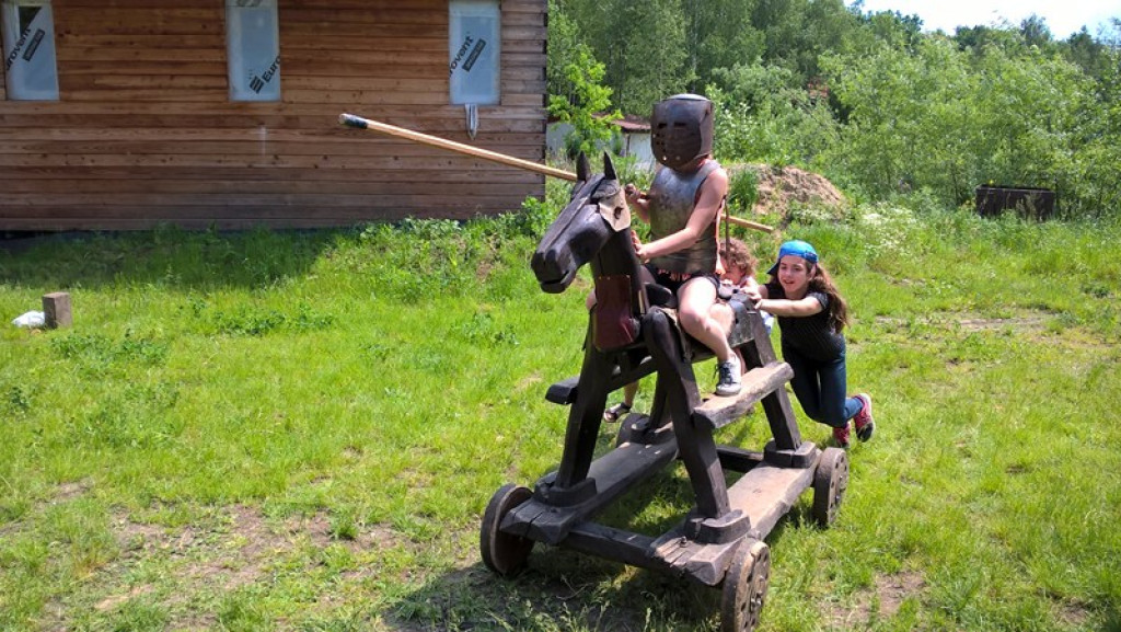 Klasy czwarte z ÓSEMKI w średniowiecznym Grodzie Rycerskim