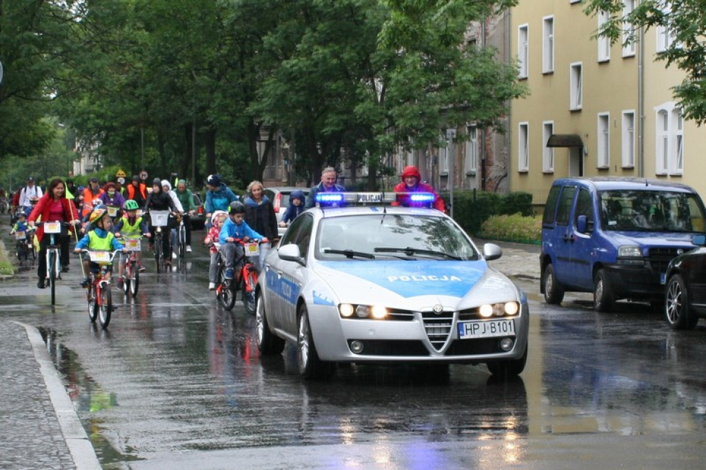 X Rajd Przedszkolaka w Brzegu. Deszcz nie odstraszył nawet najmłodszych rowerzystów