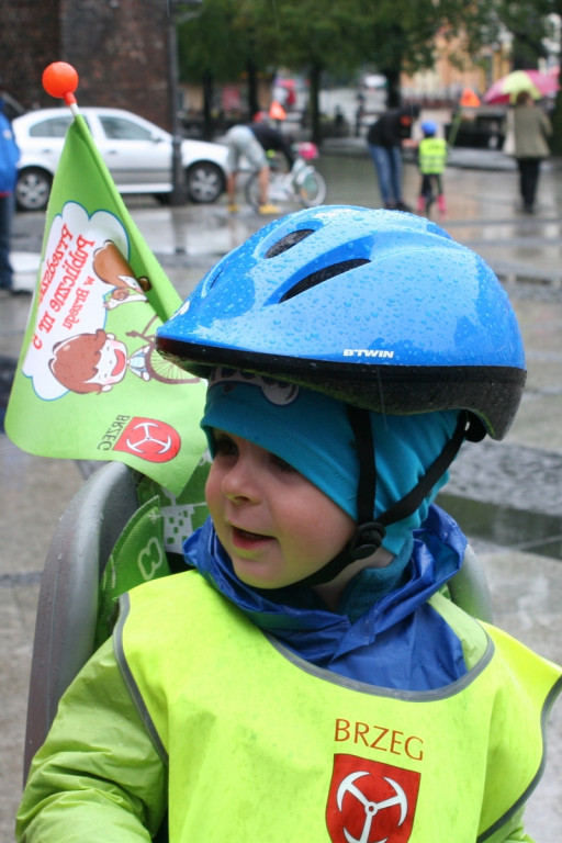 X Rajd Przedszkolaka w Brzegu. Deszcz nie odstraszył nawet najmłodszych rowerzystów