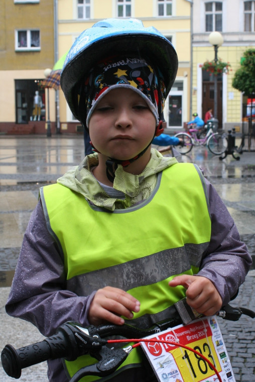 X Rajd Przedszkolaka w Brzegu. Deszcz nie odstraszył nawet najmłodszych rowerzystów