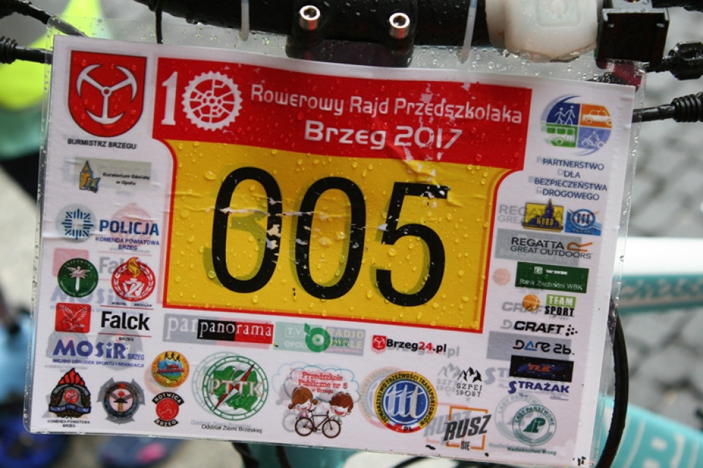 X Rajd Przedszkolaka w Brzegu. Deszcz nie odstraszył nawet najmłodszych rowerzystów