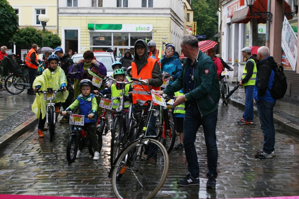 X Rajd Przedszkolaka w Brzegu. Deszcz nie odstraszył nawet najmłodszych rowerzystów